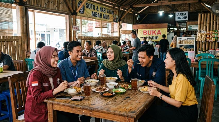 Mahasiswa sedang makan bersama di warung makan murah dekat kampus UPGRIS Semarang