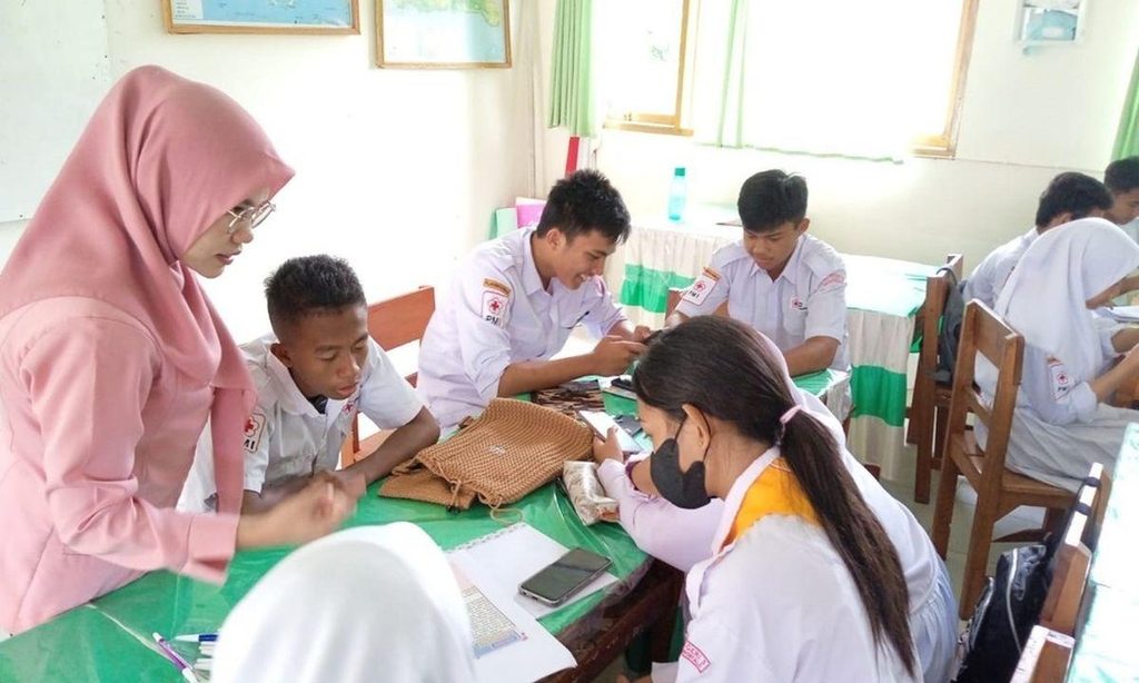 Siswa belajar dalam kelompok fleksibel dengan pendampingan guru di kelas.